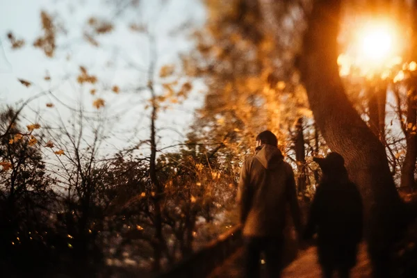 Šťastný pár stylových drželi se za ruce — Stock fotografie