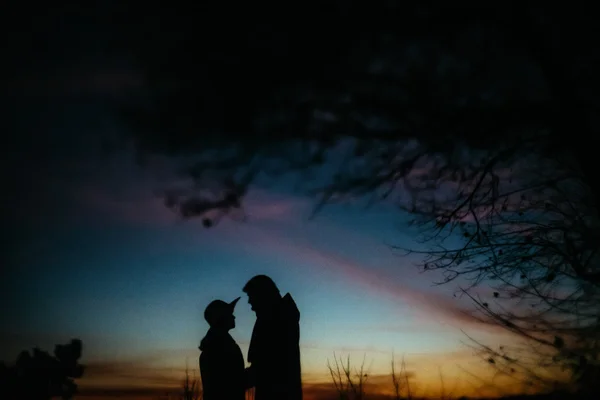 Silhouette of happy couple — Stock Photo, Image