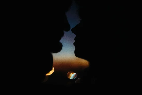 Silhouette of happy couple — Stock Photo, Image
