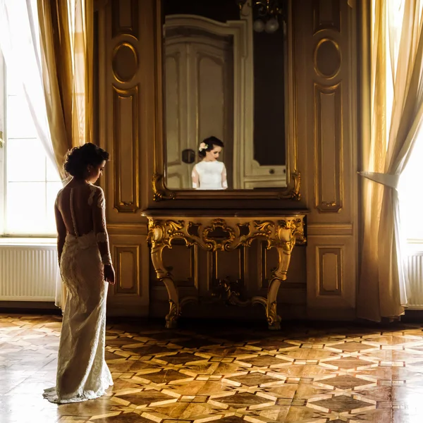 Κομψή κομψό νύφη κοιτάζοντας καθρέφτη πολυτελείας — Φωτογραφία Αρχείου