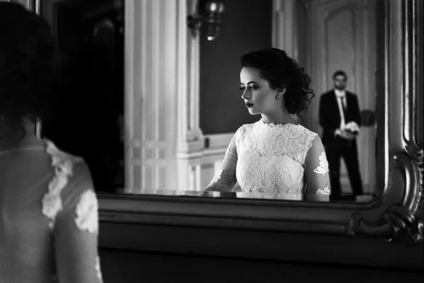 Sposa elegante guardando il suo sposo — Foto Stock