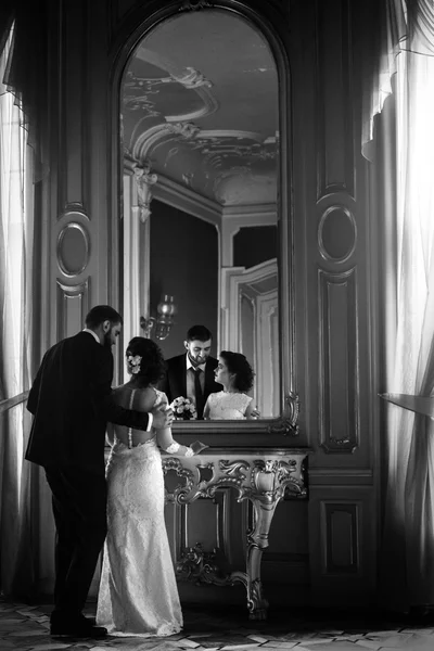 Stílusos menyasszony és a vőlegény jóképű — Stock Fotó
