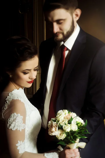 Sposa elegante ed elegante sposo — Foto Stock