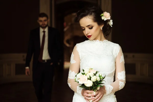 Stilvolle Braut und eleganter Bräutigam — Stockfoto