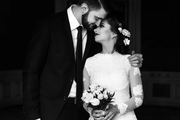 Стильна наречена і елегантний наречений — стокове фото