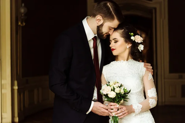 Stilvolle Braut und eleganter Bräutigam — Stockfoto