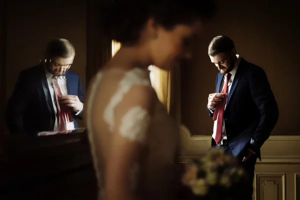 Stylish bride and elegant groom — Stock Photo, Image