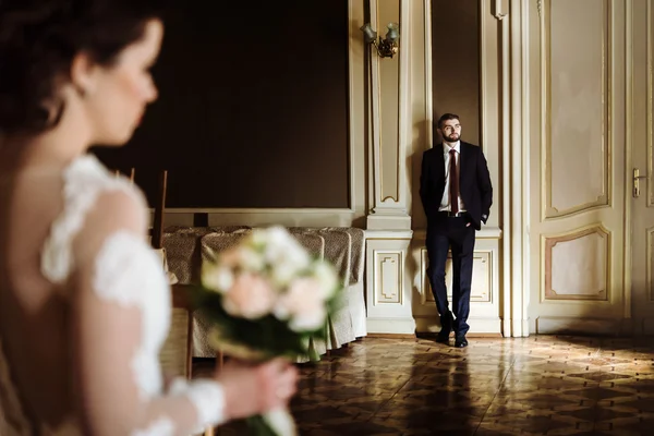 Sposa elegante ed elegante sposo — Foto Stock