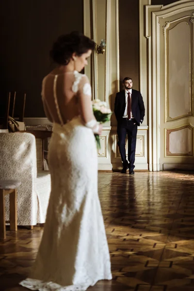 Sposa elegante ed elegante sposo — Foto Stock