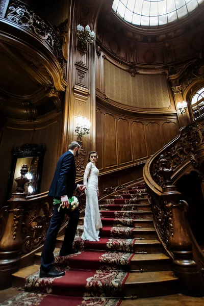 Stijlvolle bruid en elegante bruidegom — Stockfoto