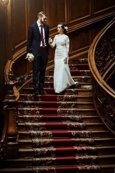 Noiva elegante e noivo elegante — Fotografia de Stock