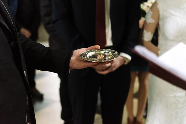 豪華な結婚指輪を祝福の司祭 — ストック写真