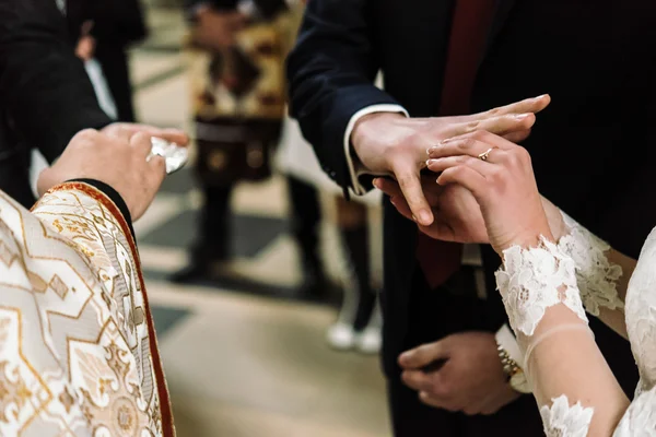 Novia de lujo con estilo y novio elegante — Foto de Stock