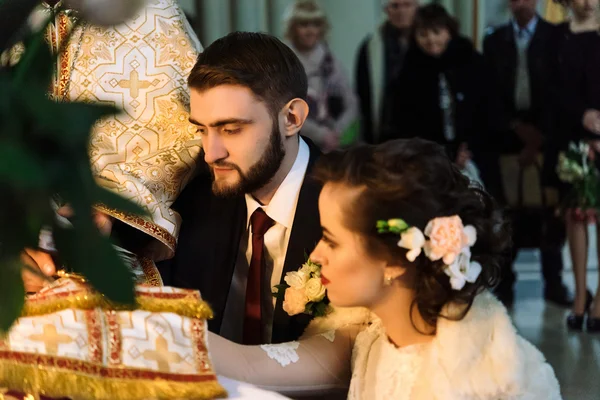 Noiva de luxo e noivo elegante — Fotografia de Stock