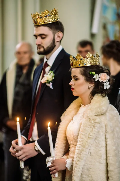 Luxury bride and elegant groom — Stock Photo, Image