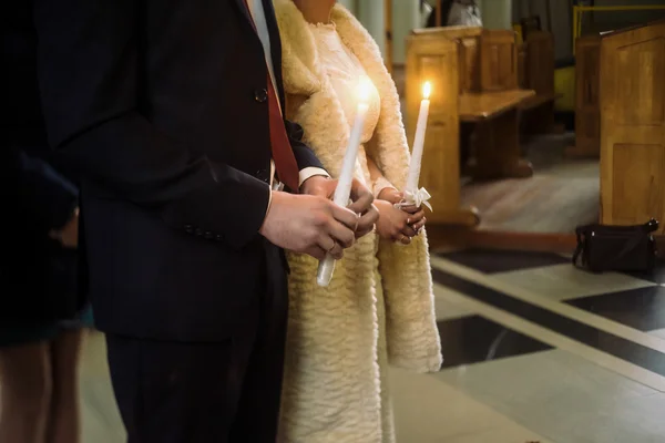 Sposo e sposo che tengono le candele in chiesa — Foto Stock