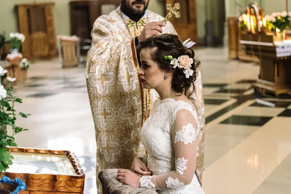 Elegante sposa di lusso in chiesa — Foto Stock