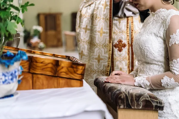 Noiva de luxo elegante na igreja — Fotografia de Stock