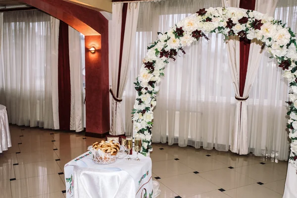 Elegante arco decorado de lujo — Foto de Stock