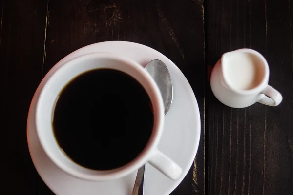 Hvite kopper med kaffe og melk – stockfoto