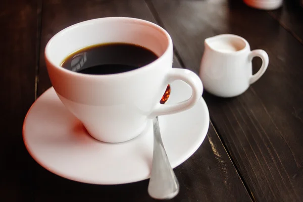 화이트 컵 커피와 우유 — 스톡 사진