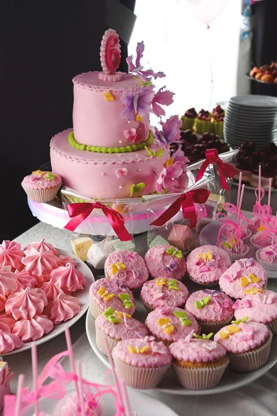 호화 스러운 맛 있는 핑크 컵 케이크 — 스톡 사진