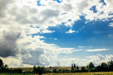 mavi gökyüzü ve ülke tarafında şaşırtıcı bulutlar