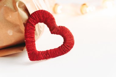 Şık el sanatları ile kırmızı kalp sunar