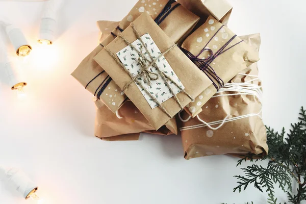 Una pila de cajas de regalo en papel ecológico artesanal — Foto de Stock