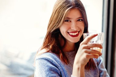 Mutlu stil sahibi kadın 