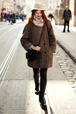 mutlu ve şık güzel hipster kadın