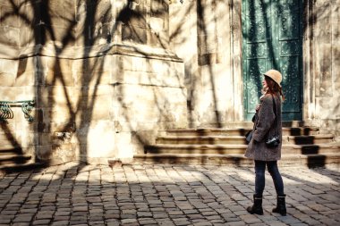 mutlu ve şık güzel hipster kadın