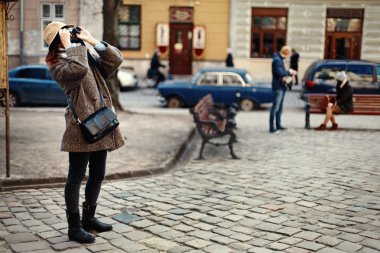 mutlu ve şık hipster kadın