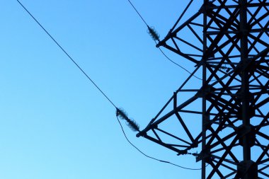 güç hattı kule mavi gökyüzü, elektrik ener arka plan üzerinde