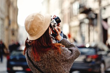 mutlu ve şık hipster kadın