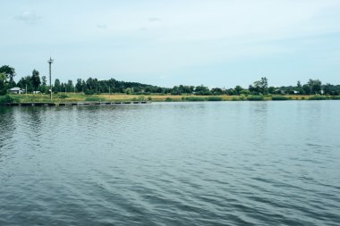 güzel bir sahil göl manzarası 