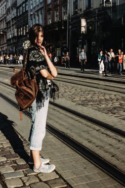 güzel şık esmer kız 