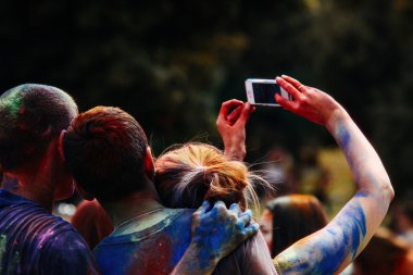 mutlu insanlar alarak selfie