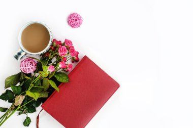 Güller ve beyaz arka plan üzerinde kahve