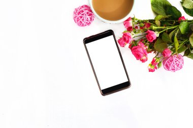 telefon ile boş ekran ve kahve 
