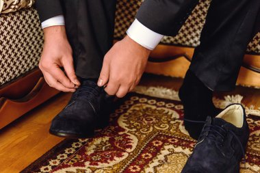 şık zarif damat giyinmek