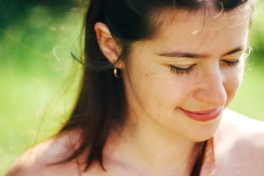 mutlu sevimli kadın 