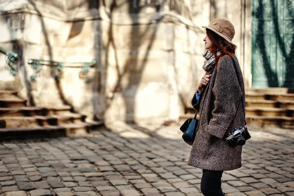 Gelukkig en stijlvolle mooie hipster vrouw — Stockfoto