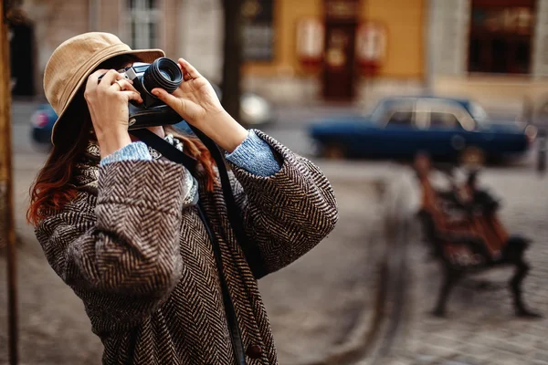 Glad och snygg hipster kvinna — Stockfoto