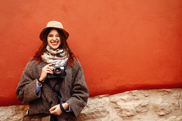 Glad och snygg hipster kvinna — Stockfoto