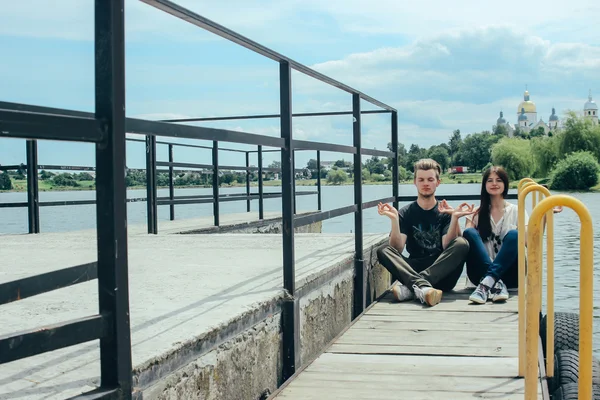 Feliz elegante pareja abrazándose en el muelle — Foto de Stock