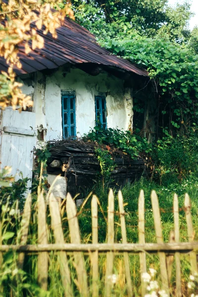 Деревянное старое здание — стоковое фото