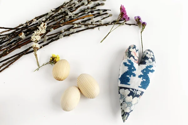 El yapımı çiçek kalp ve Söğüt dalları — Stok fotoğraf