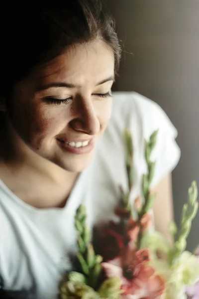 Fille brune avec bouquet de fleurs — Photo