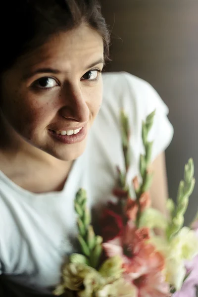 Fille brune avec bouquet de fleurs — Photo